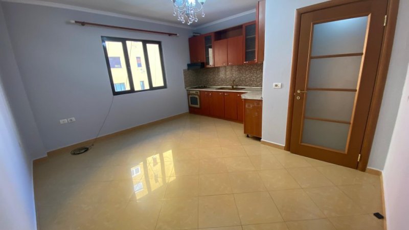 Tirane, jepet me qera apartament 1+1+Ballkon Kati 4, 65 m² 350 € (Tv Klan , Porcelan)