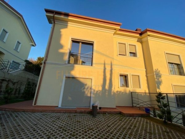 Tirane, shitet Vile 4+1+Aneks+Ballkon Kati 1, 255 m² 825.000 € (sauk)