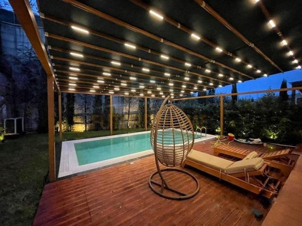 Tirane, shitet Vile 4+1+Aneks+Ballkon Kati 1, 255 m² 825.000 € (sauk)