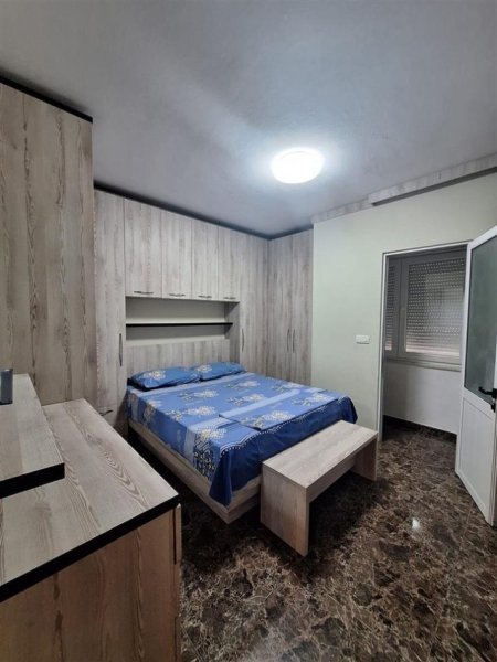 Tirane, jepet me qera apartament 1+1 Kati 2, 65 m² 500 € (Nobis prane shkolles Petronini)