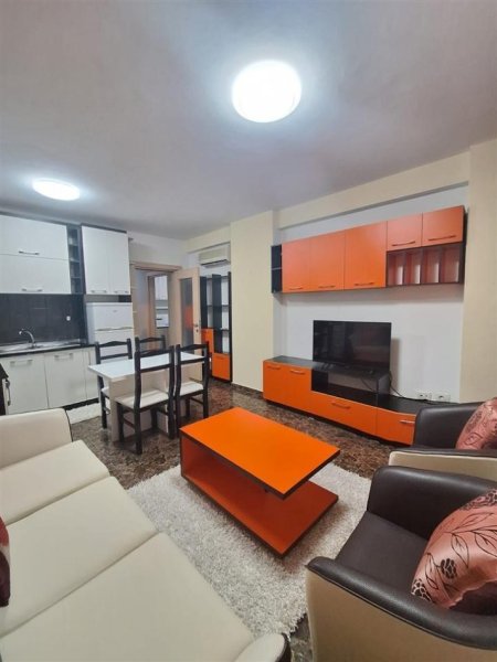 Tirane, jepet me qera apartament 1+1 Kati 2, 65 m² 500 € (Nobis prane shkolles Petronini)