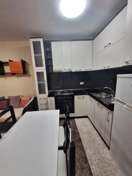 Tirane, jepet me qera apartament 1+1 Kati 2, 65 m² 500 € (Nobis prane shkolles Petronini)