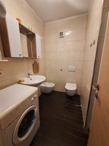 Tirane, jepet me qera apartament 1+1 Kati 2, 65 m² 500 € (Nobis prane shkolles Petronini)