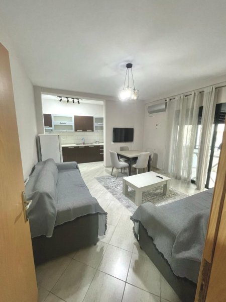 Tirane, jepet me qera apartament 1+1 , 65 m² 450 € (Hotel Queen perball Kristal Center)