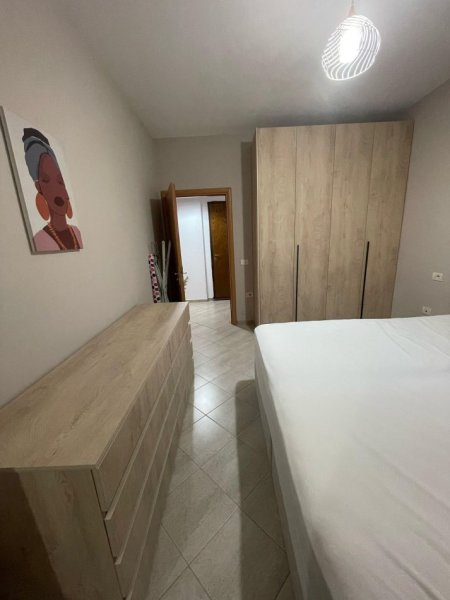 Tirane, jepet me qera apartament 1+1 , 65 m² 450 € (Hotel Queen perball Kristal Center)