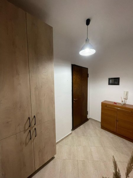 Tirane, jepet me qera apartament 1+1 , 65 m² 450 € (Hotel Queen perball Kristal Center)