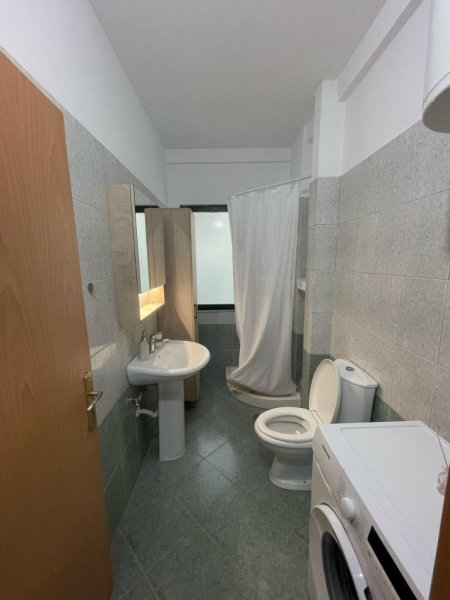 Tirane, jepet me qera apartament 1+1 , 65 m² 450 € (Hotel Queen perball Kristal Center)