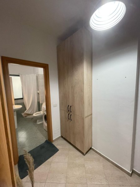 Tirane, jepet me qera apartament 1+1 , 65 m² 450 € (Hotel Queen perball Kristal Center)