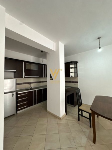 Tirane, jepet me qera apartament 2+1+Ballkon Kati 2, 105 m² 700 € (KOMUNA E PARISIT)