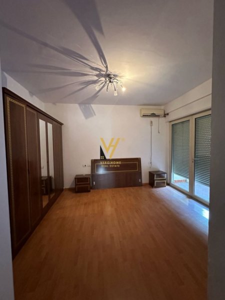 Tirane, jepet me qera apartament 2+1+Ballkon Kati 2, 105 m² 700 € (KOMUNA E PARISIT)