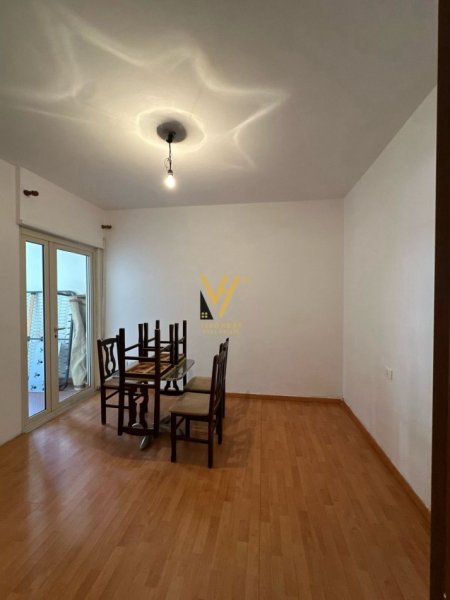 Tirane, jepet me qera apartament 2+1+Ballkon Kati 2, 105 m² 700 € (KOMUNA E PARISIT)