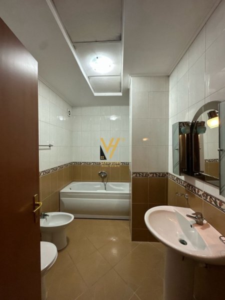 Tirane, jepet me qera apartament 2+1+Ballkon Kati 2, 105 m² 700 € (KOMUNA E PARISIT)