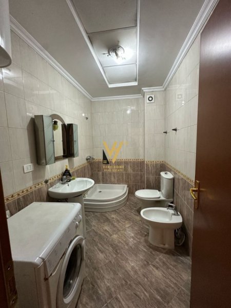 Tirane, jepet me qera apartament 2+1+Ballkon Kati 2, 105 m² 700 € (KOMUNA E PARISIT)