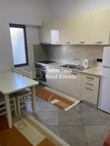 Tirane, jepet me qera shtepi 1+1 Kati 1, 65 m² 300 € (Selite- Nenstacioni Elektrik)