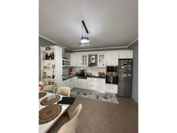 Shitet, Apartament 2+1+2, Unaza e Re, Tiranë