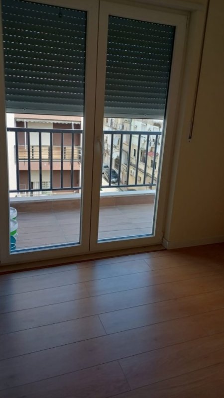 Tirane, jepet me qera apartament 2+1 Kati 3, 87 m² 600 € (Bar Oslo , Brryl)