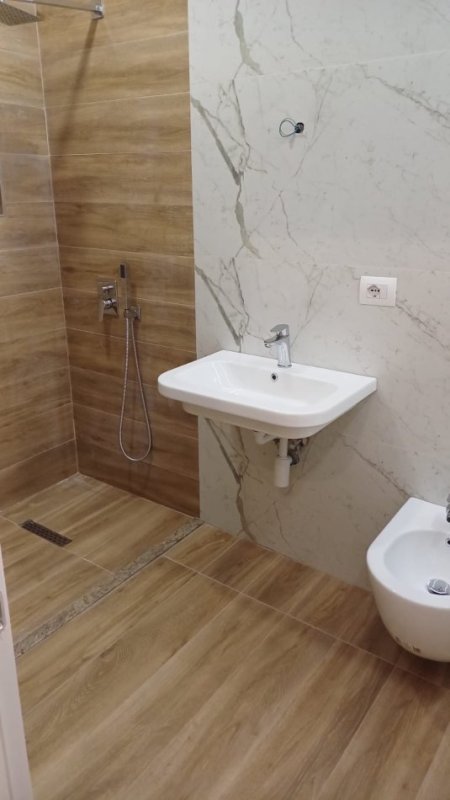 Tirane, jepet me qera apartament 2+1 Kati 3, 87 m² 600 € (Bar Oslo , Brryl)