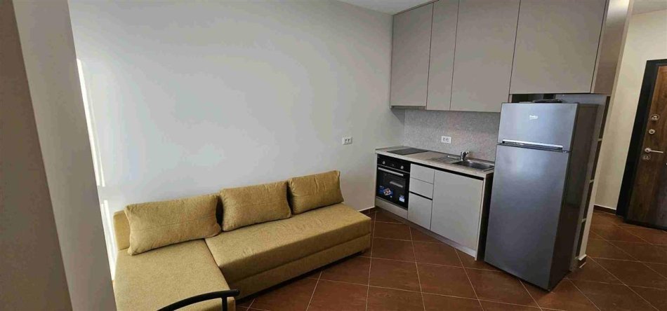 Tirane, jepet me qera apartament 1+1 Kati 8, 55 m² 520 € (Usluga , Stacioni Trenit)