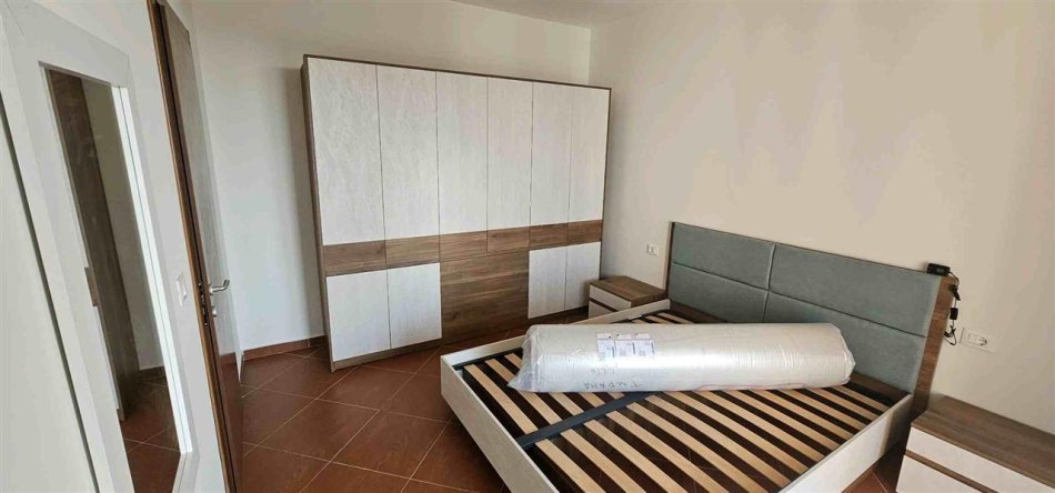 Tirane, jepet me qera apartament 1+1 Kati 8, 55 m² 520 € (Usluga , Stacioni Trenit)