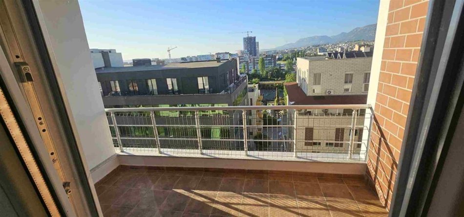 Tirane, jepet me qera apartament 1+1 Kati 8, 55 m² 520 € (Usluga , Stacioni Trenit)