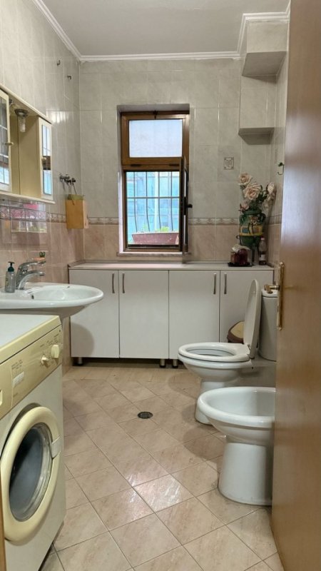Tirane, jepet me qera apartament 2+1+Ballkon Kati 1, 100 m² 900 € (myslym shyri)
