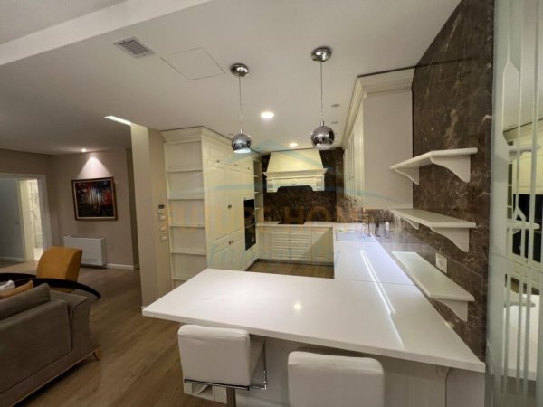 Tirane, shitet apartament 2+1 Kati 3, 117 m² 250.000 € (Shitet, Apartament 2+1+2, Pazari i Ri, Tiranë.)