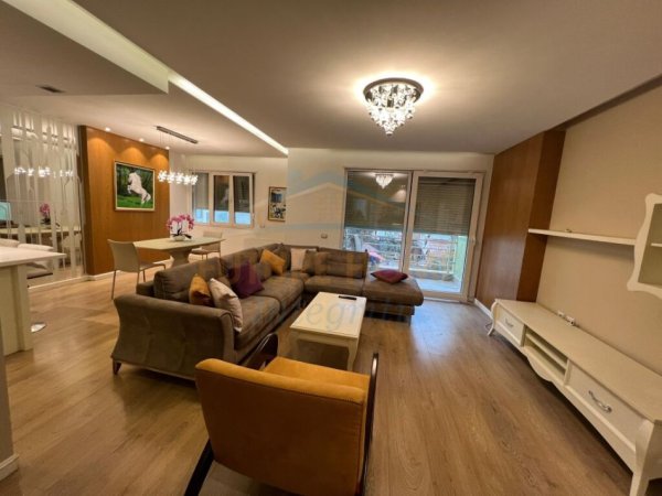 Tirane, shitet apartament 2+1 Kati 3, 117 m² 250.000 € (Shitet, Apartament 2+1+2, Pazari i Ri, Tiranë.)