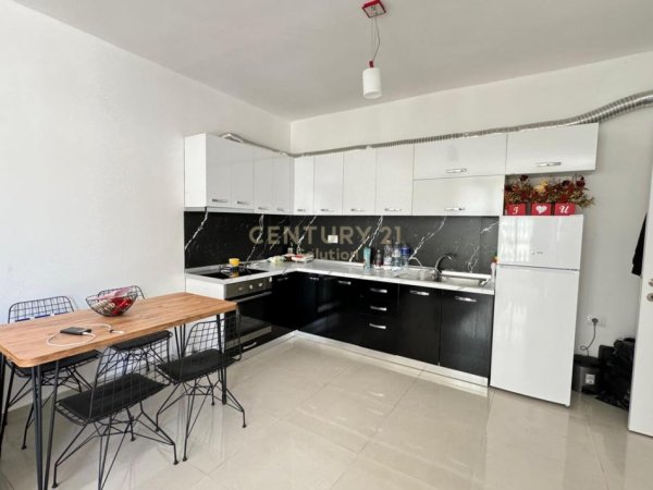 Tirane, jepet me qera apartament 1+1 Kati 2, 78 m² 600 € (liqeni i thate)