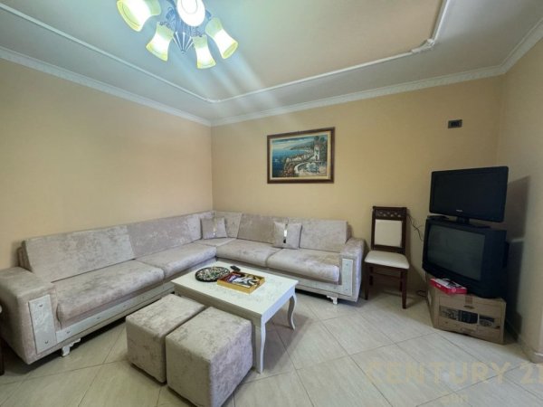 Tirane, jepet me qera apartament 1+1 Kati 2, 76 m² 600 € (Pazari i Ri)