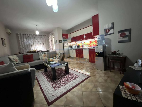 Shitet, Apartament 2+1+2, Komuna e Parisit.
