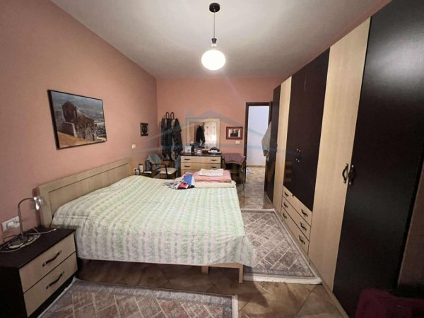 Shitet, Apartament 2+1+2, Komuna e Parisit.