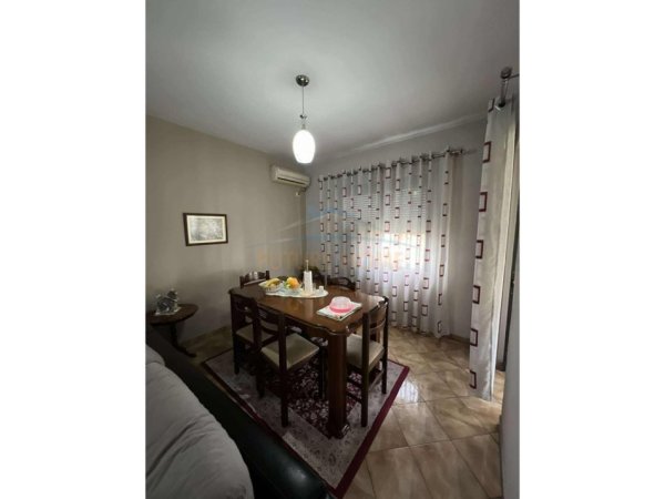 Shitet, Apartament 2+1+2, Komuna e Parisit.