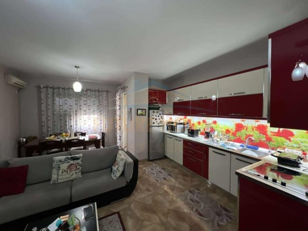 Shitet, Apartament 2+1+2, Komuna e Parisit.