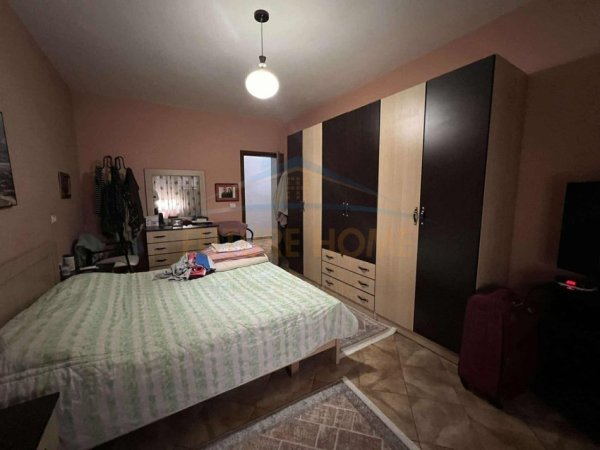 Shitet, Apartament 2+1+2, Komuna e Parisit.