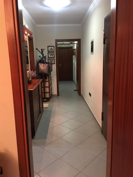 Tirane, jepet me qera apartament 1+1+ballkon , 100 m2 Kati 3, 500 € (Mine Peza)