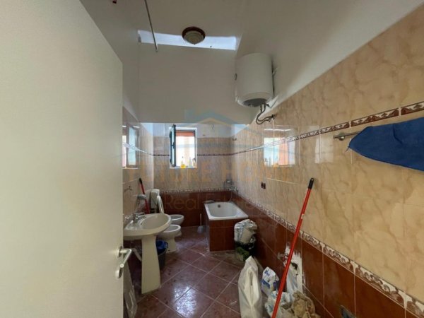 Prane Kazazit, Shitet Ambient Biznesi Kati 0, 71 m² 85.200 € (Durres)
