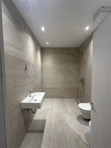 Tirane, shitet apartament 1+1+Ballkon , 120 m² 430.540 € (Lion Park)