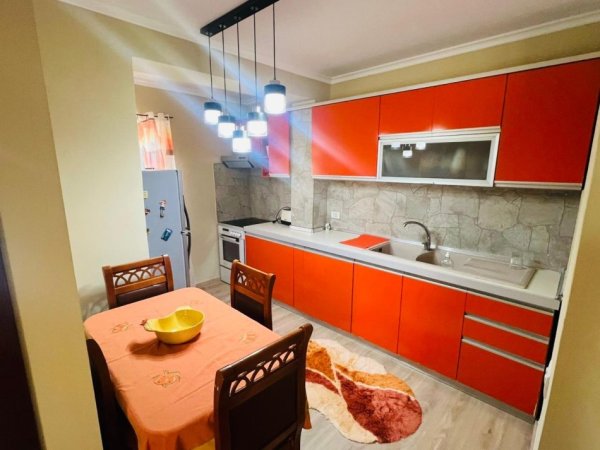 Tirane, jepet me qera apartament 2+1+Ballkon Kati 4, 70 m² 650 € (KOSOVAREVE)