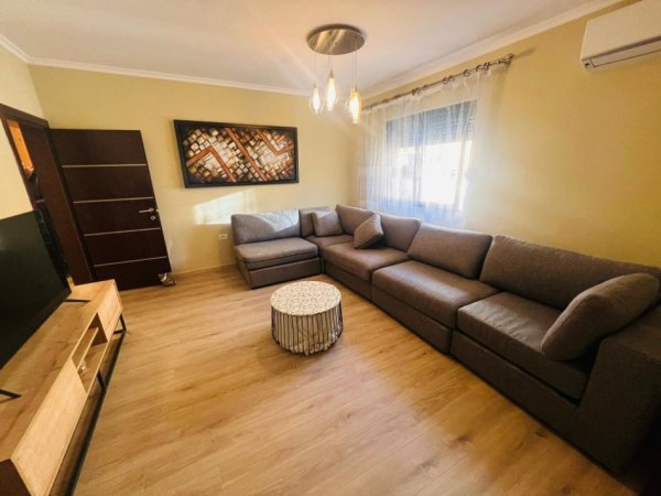 Tirane, jepet me qera apartament 2+1+Ballkon Kati 4, 70 m² 650 € (KOSOVAREVE)