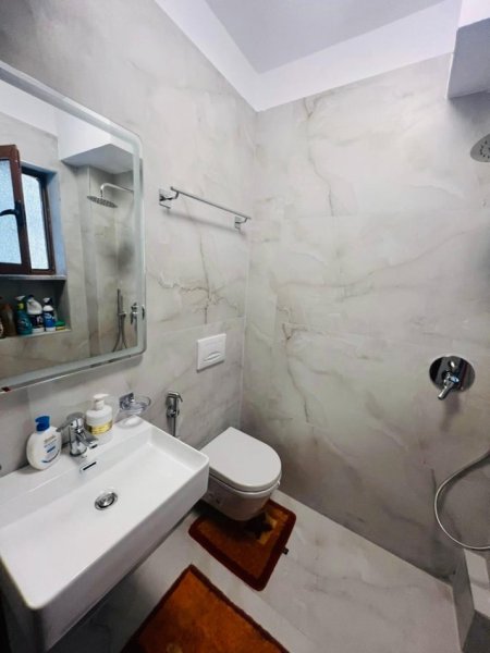 Tirane, jepet me qera apartament 2+1+Ballkon Kati 4, 70 m² 650 € (KOSOVAREVE)