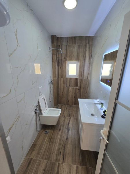 Tirane, shitet apartament 2+1+Ballkon Kati 4, 75 m² 185.000 € (Rruga Myslym Shyri)