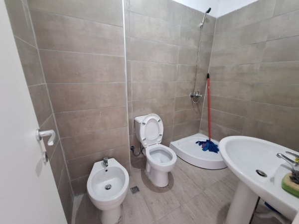 Tirane, jepet me qera apartament 1+1+Ballkon Kati 6, 65 m² 300 € (Rruga 5 MAJI)