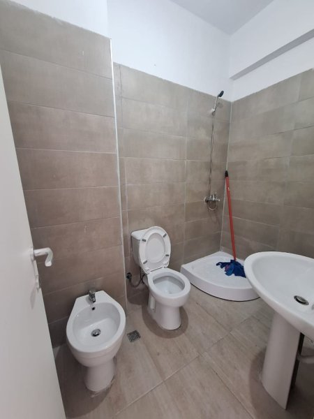 Tirane, jepet me qera apartament 1+1+Ballkon Kati 6, 65 m² 300 € (Rruga 5 MAJI)