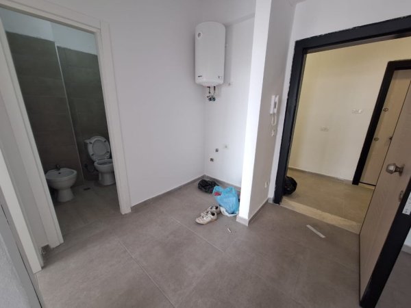 Tirane, jepet me qera apartament 1+1+Ballkon Kati 6, 65 m² 300 € (Rruga 5 MAJI)