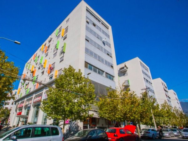 Tirane, jepet me qera apartament 3+1 Kati 3, 120 m² 550 € (Rruga 5 Maj)