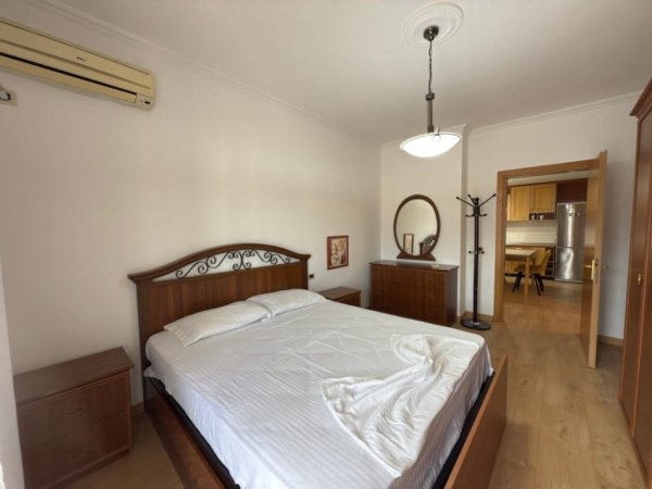 Tirane, shes apartament 2+1+Ballkon Kati 8, 120 m² (rruga Nikolla Tupe)