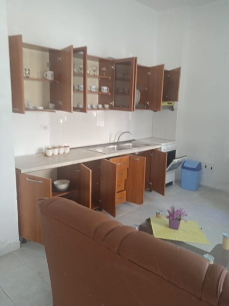Tirane, jepet me qera apartament 1+1 , 65 m² 250 € (Rruga Muhamed Deliu. FRESKU.)