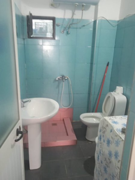 Tirane, jepet me qera apartament 1+1 , 65 m² 250 € (Rruga Muhamed Deliu. FRESKU.)