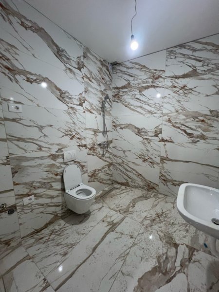 Tirane, shitet 1+1 Kati 2, 80 m² 224.000 € (Rruga e kavajes)