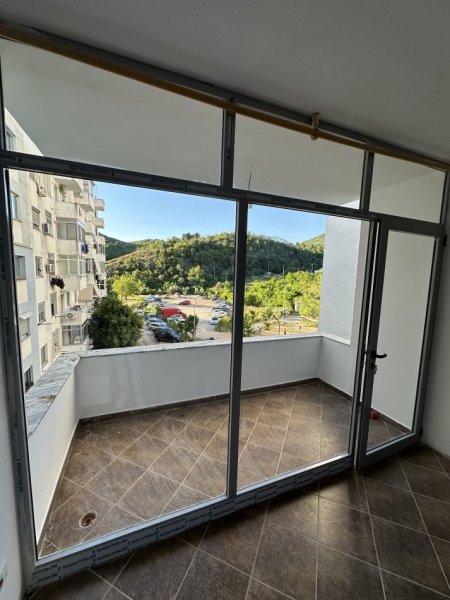 Tirane, jepet me qera apartament 2+1 Kati 3, 85 m² 350 € (Fresk , Stacioni i fundit i Porcelanit)
